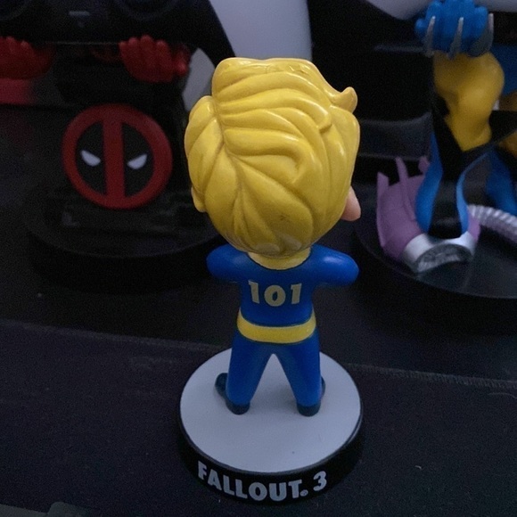 Fallout 3 Collector's Edition Vault-Tec Bobblehead - Picture 4 of 6